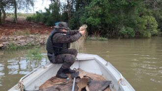 Apreensões de redes e apetrechos irregulares estão sendo efetuados (Foto: Divulgação/Brigada Militar)