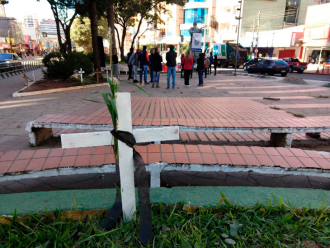 Em 2020, cruzes de madeira foram colocadas na Praça do Teixeirinha em homenagem às vítimas da Covid-19 em Passo Fundo. (Foto: Luciano Luciano Breitkreitz/ON)