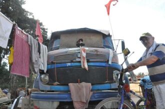 Corpo foi localizado nas proximidades do caminhão, em frente a um posto de combustível na rodovia