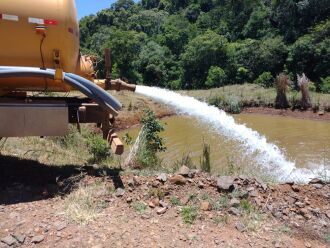 Cidades são abastecidas com caminhão-tanque para suprir necessidade humana e animal (Foto: Prefeitura de Aratiba/Divulgação)