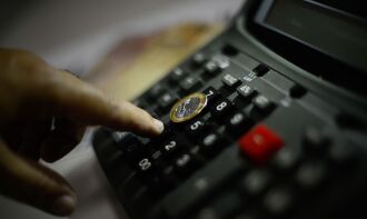 O período de saques começa no primeiro dia útil do mês de aniversário do trabalhador (Foto: Marcello Casal Jr./Agência Brasil)