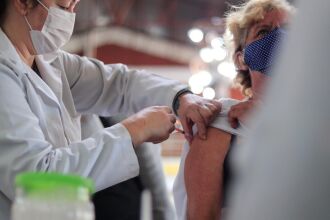 Até o momento, o município registra mais de 363 mil doses aplicadas (Foto: Michel Sanderi/PMPF)