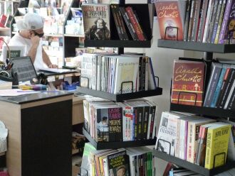 Desde setembro o movimento e compras de livros presencialmente aumentou cerca de 20%. (Foto: Luciano Breitkreitz/ON)