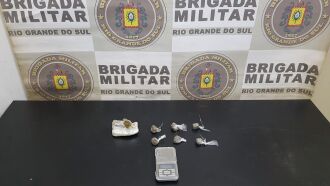 Foi apreendido com o indivíduo: uma balança de precisão, seis buchas e uma porção de maconha, totalizando 73g (Foto: Divulgação/Brigada Militar)