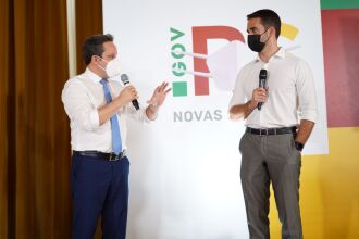 Prefeito Pedro Almeida com o governador Eduardo Leite, durante assinatura do convênio, ontem à tarde, na Capital (Foto: Michel Sanderi/PMPF)