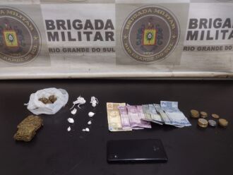 Foram apreendidas porções de drogas (Foto: Divulgação/Brigada Militar)