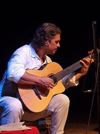 Ricardo Pacheco e banda interpretam clássicos de La Negra 