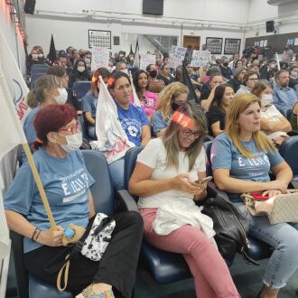 Um representante de cada escola do município foi convocado para a manifestação no Paço Municipal. (Foto: CMP Sindicato)