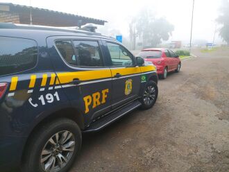 O automóvel fugiu do local após o atropelamento, mas foi intercetado pelos policiais. (Foto: Divulgação/ON)