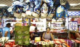 Legenda: Crescimento das vendas de páscoa incluiu mercados e lojas de confecção. (Foto: Marcelo Camargo/Agência Brasil)