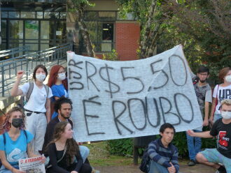 1º ato contra o aumento buscou organizar a grande mobilização que acontece na quarta-feira (27). (Foto: Isabel Gewehr)