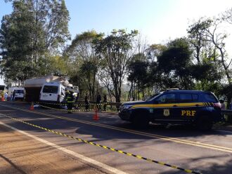 A van e o caminhão colidiram frontalmente na BR 386 na manhã de ontem. (Foto: Divulgação/ON)