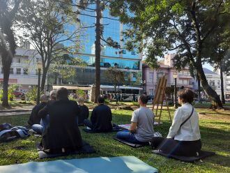 Grupo se reuniu das 10h ao meio dia na Praça Marechal Floriano praticando a meditação “Zazen”. (Foto: Isabel Gewehr/ON)