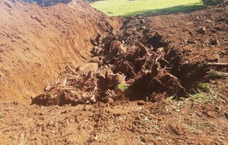 Trincheira foi aberta para esconder vegetação destruída - Foto Batalhão Ambiental