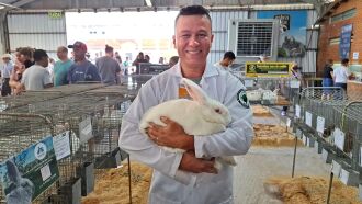 Criador Tiago Terra, da Cunicultura TT, de Sarandi, estreia na feira. (Foto: Fernando Dias)