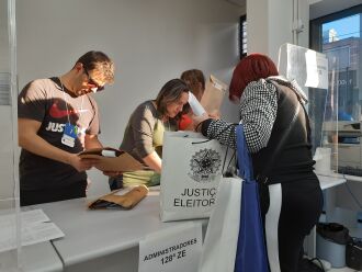 Entrega das urnas iniciou cerca de 40 minutos após o encerramento das votações. (Foto: Isabel Gewehr/ON)