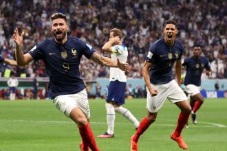 Giroud marcou  de cabeça o gol da vitória dos franceses contra a Inglaterra - Foto  Fifa