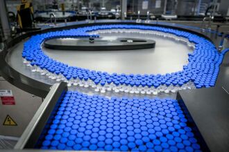 Linha de produção na fábrica de Wavre, na Bélgica. (Foto: Divulgação – GSK)