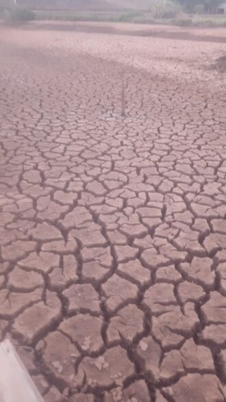 Após chuva, barragem voltou a ficar completamente seca. (Foto: Divulgação) 