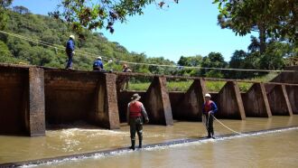 Trabalho consiste na remoção do barramento de madeira. (Foto: Divulgação/Arquivo Pessoal)