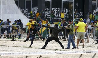 Criminosos destruíram paredes, janelas, obras de arte, móveis históricos e equipamentos de trabalho. (Foto: Marcelo Camargo/Agência Brasil)