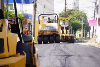 Equipes da Secretaria Municipal de Obras iniciaram a fase de pavimentação asfáltica em seis quadras. (Foto: Michel Sanderi)