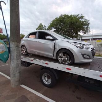 Motorista foi detido após colidir veículo na fuga - FOTO BM