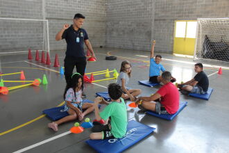 Professor Alexandre com os alunos. (Foto: Daniela Cenci/Ascom da APAE de Passo Fundo)