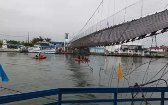 Cerca de 100 pessoas utilizavam a ponte para travessia quando ela cedeu - Foto - bombeiros