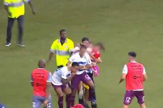 Torcedor conseguiu correr dos seguranças e agredir jogador no gramado - Reprodução