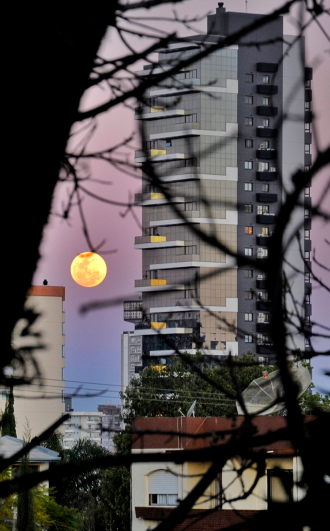 Superlua se destacava pelo tamanho e brilho no céu de Passo Fundo - Foto: Divulgação/ Rafael Giaretta