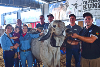 Equipe da Singamia com a vaca Lilica e seus proprietários  - Foto – Divulgação-Singamia