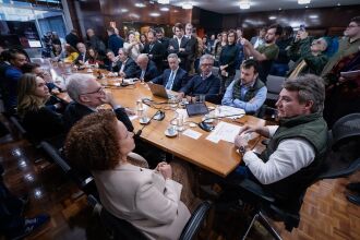 O anúncio foi feito após reunião que teve início às 16h, na sala da Presidência da ALRS