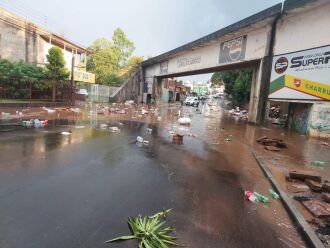 Alguns pontos da cidade tiveram alagamentos provocados pelo descarte irregular de resíduos nas vias