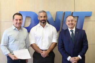 Deputado federal Luciano Azevedo e o prefeito de Erechim Paulo Polis, estiveram em audiência com diretor geral do Dnit Fabrício Galvão - Foto: Hávila Nycole