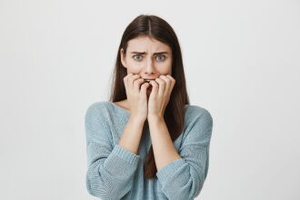 Roer unhas aumenta o risco de infecções bacterianas e fúngicas - Foto – Cookie Studio-Freepik