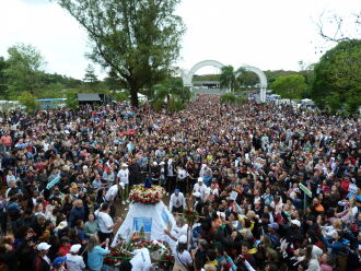 Milhares de pessoas participaram da missa campal da manhã de domingo 