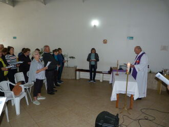 O padre Arnildo Fritzen celebrou a missa de finados no cemitério Vera Cruz   