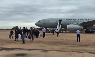 Desde o início do conflito, são 1.555 passageiros e 53 pets resgatados em 13 voos que já regressaram ao Brasil, vindos tanto de Israel como da Faixa de Gaza - FOTO GOV/FAB