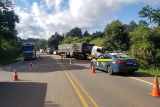 Colisão envolveu um carro de passeio e um caminhão - FOTO PRF DIVULGAÇÃO