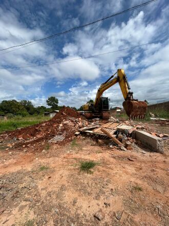 Quatro casas  foram desmanchadas e retiradas do local 