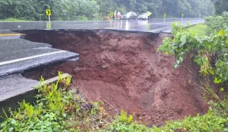 Força da água abriu crateras no asfalto em diversas regiões - FOTO Divulgação CSG