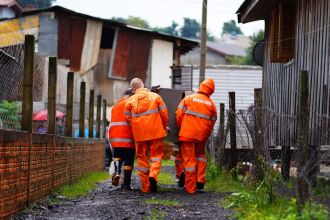 Algumas famílias estão saindo de suas casas no bairro Entre Rios - Foto Michel Sanderi