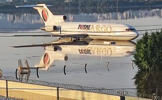 Boeing 727-200 cargueiro na área remota alagada do Salgado Filho