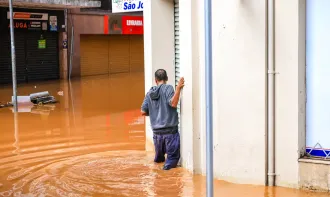  Doença é transmitida pela água suja contaminada pela urina de ratos - Foto - Agência Brasil 