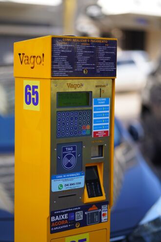  Através do app, os motoristas podem realizar pagamentos, inserir o tempo de estacionamento e acompanhar seu status sem precisar estar perto de um parquímetro FOTO MICHEL SANDERI/PMPF