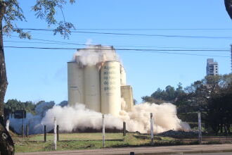 Implosão colocou abaixo parte da estrutura do silo - Foto Gerson Lopes/ON