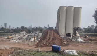 FOTO -  Última estrutura do silo será demolida nos próximos dias Foto - LUCIANO BREITKREITZ/ON