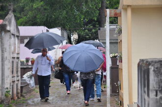 Familiares  enfrentaram uma garoa na manhã deste sábado durante visita aos cemitérios