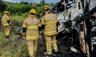 O acidente ocorreu por volta das 3h na altura da cidade de Teófilo Otoni - Foto Bombeiros/divulgação